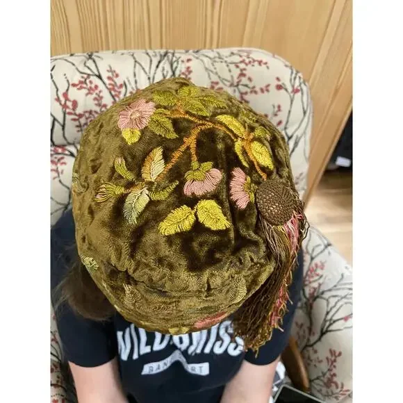 1930s–40s Soft Shell Pillbox Hat • Velvet Embroidered Floral 